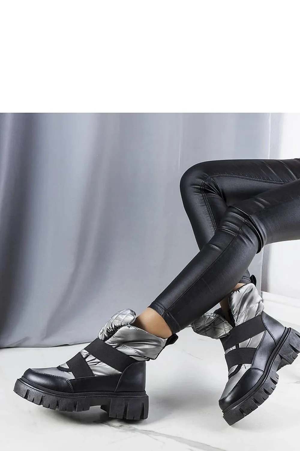 Grey insulated slip-on snow boots